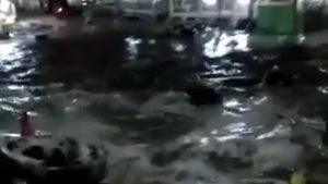 Penampakan Tsunami di Pantai Carita Anyer