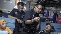 Direktur PT KAI Edi Sukmoro juga berdialog dengan beberapa penumpang kereta api.