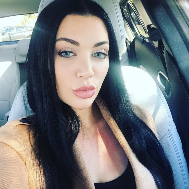 Brad dan Amanda bertemu di tahun 2012 melalui sebuah agensi wanita penghibur. Setelah mengenal lebih jauh, Brad pun dikatakan melamar  Amanda untuk menjadi sugar baby. Setelah itu keduanya menjalin hubungan selama lima tahun meski Amanda juga punya pacar. Foto: Instagram @theheauxmentor