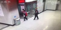 Menyentuh, Ayah Temani Anak Kerjakan PR di Stasiun Saat Rumah Mati Lampu