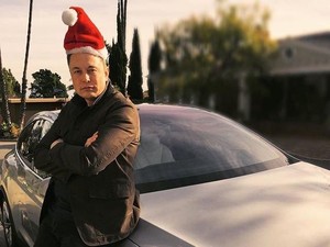 Santa Musk Bagi-bagi Laptop, Rogoh Kocek Sampai Rp 6 Miliar