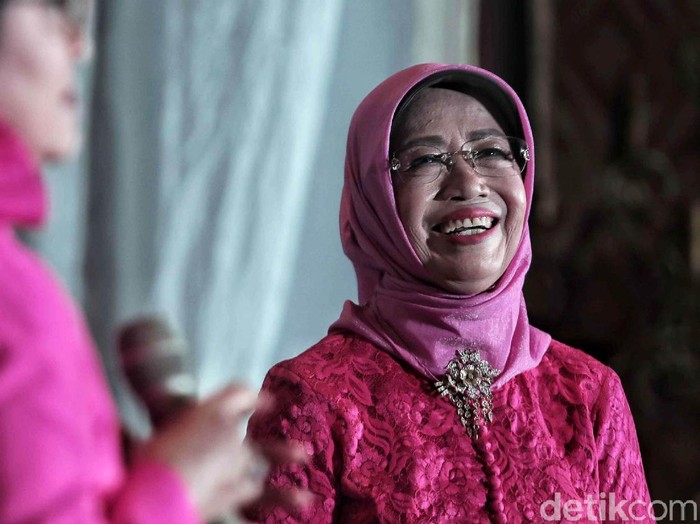 Ibunda Presiden Jokowi, Sujiatmi Notomiharjo menerima penghargaan Perempuan Tangguh Award 2018. Penghargaan tersebut diberikan oleh relawan Jokowi-Maruf Amin di Sekretariat Pertiwi, Jakarta Pusat, Sabtu (22/12/2018).