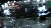 Menurut BNPB dan BMKG gelombang tinggi itu disebabkan oleh fenomena bulan purnama dan bukannya tsunami. BMKG tidak mencatat adanya gempa yang menyebabkan tsunami malam ini. Yang terjadi di Anyer dan sekitarnya bukan tsunami, melainkan gelombang air laut pasang, cuit BMKG lewat Twitter-nya. (Foto: dok. Twitter Sutopo Purwo Nugroho)