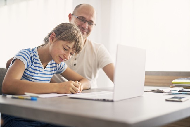 Les tambahan untuk anakUntuk memastikan masa depan anak, banyak pula orangtua yang memberi les atau pelajaran tambahan. Padahal banyak orang kaya yang tidak terlalu mementingkannya karena tahu pengalaman lebih penting untuk meraih kesuksesan. Foto: iStock