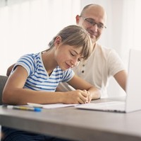 Les tambahan untuk anakUntuk memastikan masa depan anak, banyak pula orangtua yang memberi les atau pelajaran tambahan. Padahal banyak orang kaya yang tidak terlalu mementingkannya karena tahu pengalaman lebih penting untuk meraih kesuksesan. Foto: iStock