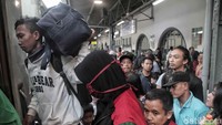 Para penumpang antre memasuki kereta api.