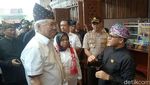 Saat Mendag Nikmati Nasi Bungkus Goceng di Pasar Banyuwangi