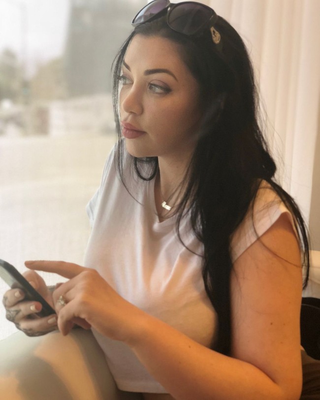 Amanda Drago jadi viral setelah pengakuannya mengenai sang mantan sugar daddy, Brad dalam sebuah postingan Instagram, pria yang pernah menjadi penyokong hidupnya tersebut dikatakan pernah menghantui Amanda setelah meninggal. Foto: Instagram @theheauxmentor