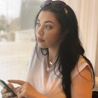 Amanda Drago jadi viral setelah pengakuannya mengenai sang mantan sugar daddy, Brad dalam sebuah postingan Instagram, pria yang pernah menjadi penyokong hidupnya tersebut dikatakan pernah menghantui Amanda setelah meninggal. Foto: Instagram @theheauxmentor