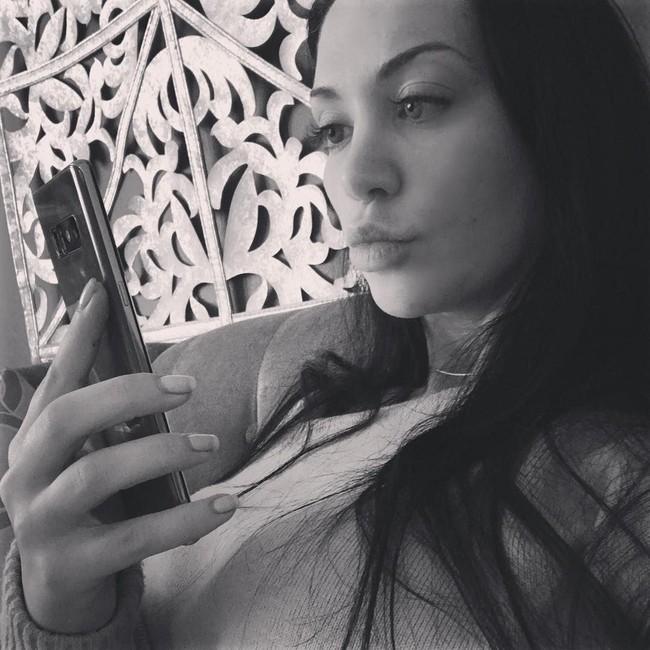 Yang juga mengejutkan netizen adalah pengakuan Amanda bahwa arwah Brad pernah menghantuinya. Saat Brad baru meninggal dunia, wanita yang juga dikenal dengan nama Melina Mason atau Lydia Dupra tersebut merasa mendengar suara-suara aneh yang dipercaya datang dari arwah Brad. Ia juga mengungkap kisah ini YouTube. Foto: Instagram @theheauxmentor