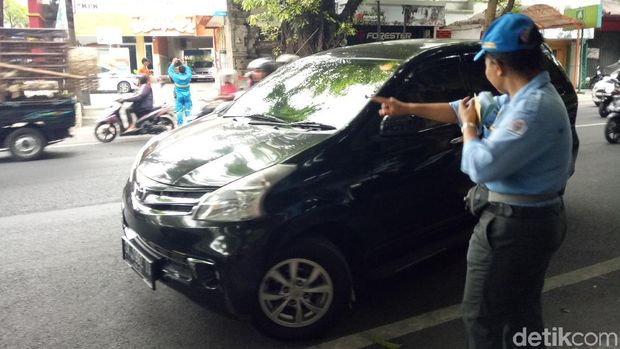  Ni Ketut Lastri (49) 