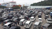 Kepadatan kendaraan terjadi di tiap dermaga Pelabuhan Merak. 