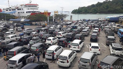 Libur Nataru, Merak Dipadati Kendaraan