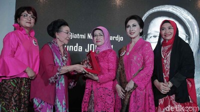 Ibunda Jokowi Terima Penghargaan Perempuan Tangguh