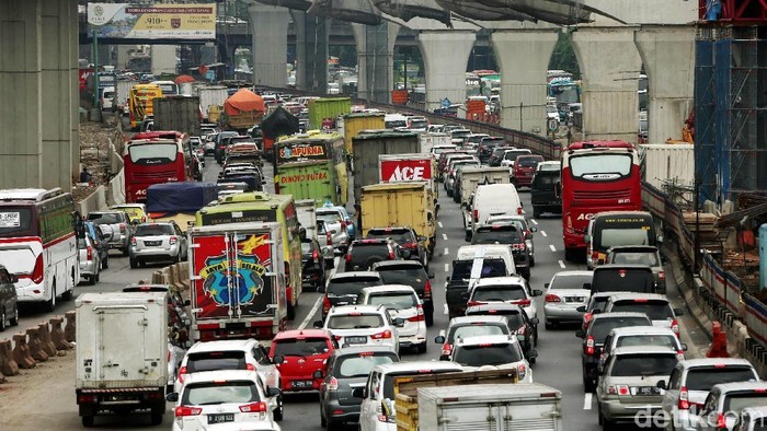 Libur Natal dan Tahun Baru dimanfaatkan sebagian warga Jabodetabek untuk keluar kota menggunakan kendaraan pribadi maupun bus. Tol Jakarta-Cikampek pun macet.