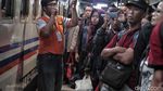 Libur Natal dan Tahun Baru, Stasiun Senen Dipadati Penumpang