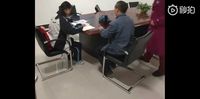 Menyentuh, Ayah Temani Anak Kerjakan PR di Stasiun Saat Rumah Mati Lampu