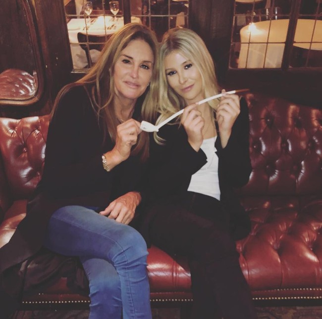 Sophia Hutchins juga seorang transgender sama seperti Caitlyn Jenner sehingga hubungan keduanya sangat disorot. Selain karena identitas keduanya, hubungan mereka pun jadi sensasi karena terpaut usia yang berbeda cukup jauh. Sophia baru berusia 22, sementara mantan suami Kriss Jenner itu berusia 69 tahun. Keduanya memiliki beda usia hingga 47 tahun. Foto: Dok. Instagram