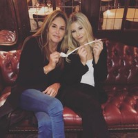 Sophia Hutchins juga seorang transgender sama seperti Caitlyn Jenner sehingga hubungan keduanya sangat disorot. Selain karena identitas keduanya, hubungan mereka pun jadi sensasi karena terpaut usia yang berbeda cukup jauh. Sophia baru berusia 22, sementara mantan suami Kriss Jenner itu berusia 69 tahun. Keduanya memiliki beda usia hingga 47 tahun. Foto: Dok. Instagram