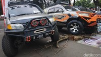 Dua Daihatsu Taruna milik anggota komunitas Taruna Owners Indonesia, Dodi dan Beni tampil gagah setelah dimodifikasi dengan gaya off road.