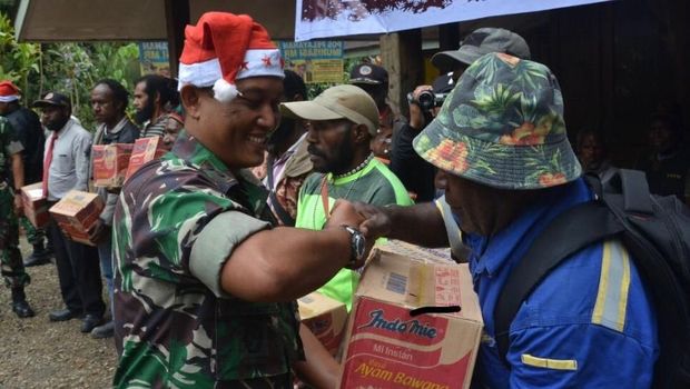 Pakai Topi Sinterklas, Kodim Mimika Berbagi Kasih Natal dengan Warga
