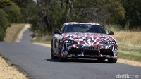 Toyota juga memasang lubang asupan udara yang cukup besar, menandakan mesin mobil berkapasitas besar yang butuh pendinginan lebih maksimal, atau juga agar lebih mudah mengalirkan udara ke bagian belakang kendaraan. Istimewa/Toyota.