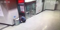 Menyentuh, Ayah Temani Anak Kerjakan PR di Stasiun Saat Rumah Mati Lampu