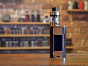 Paru-paru Rusak Karena Vape, Seorang Pria Kritis hingga Koma