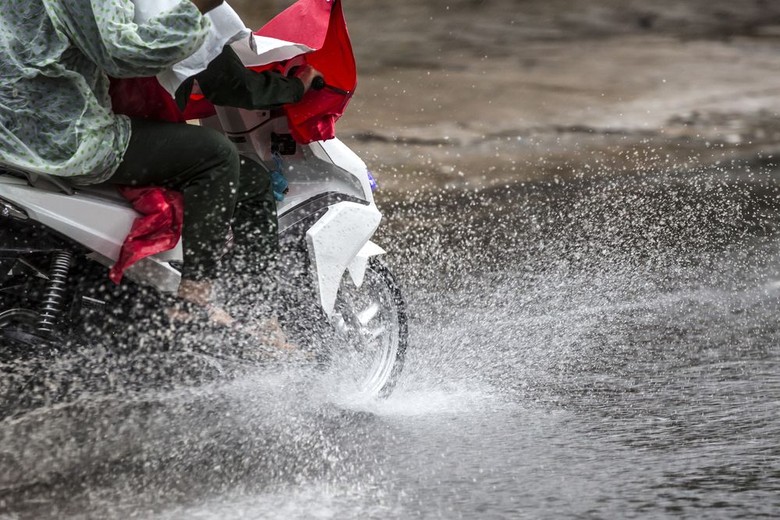 Image result for 16 Tips Aman Kendarai Sepeda Motor di Saat Hujan