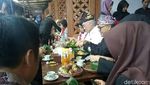 Saat Mendag Nikmati Nasi Bungkus Goceng di Pasar Banyuwangi