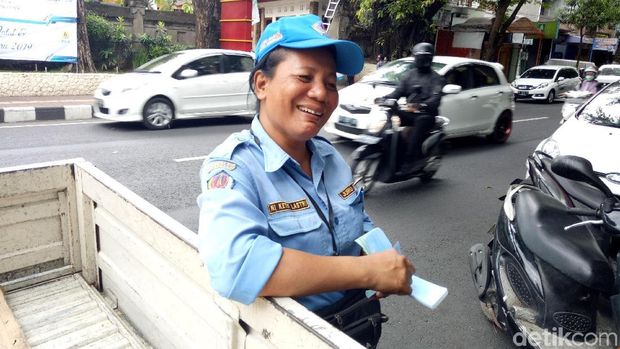  Ni Ketut Lastri (49) 