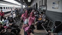 Penumpang menunggu kedatangan kereta api yang akan ditumpanginya.