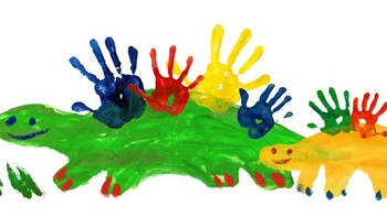 Kini, Google Doodle Hari Ibu 2018 kembali ke format gambar anak-anak, yang kali ini menampilkan dinosaurus. Foto: Google
