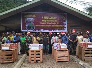 Pakai Topi Sinterklas, Kodim Mimika Berbagi Kasih Natal dengan Warga