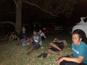 Gelombang Tinggi di Anyer-Carita, Air Laut Menerjang Hingga ke Jalan