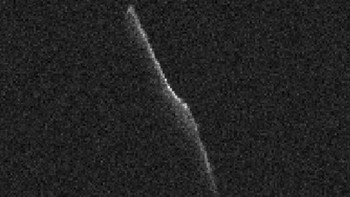 Sebelumnya, asteroid bernama resmi 2003 SD220 ini sempat melintas dekat Bumi pada 2015 dengan jarak 11 kilometer. Foto: NASA