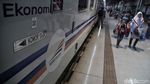 Libur Natal dan Tahun Baru, Stasiun Senen Dipadati Penumpang