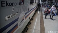 Hari ini jumlah penumpang yang berangkat dari Stasiun Senen mencapai 14.269 orang.
