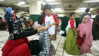 Setiap anak punya ekspresi berbeda usai disunat. Ada yang gembira, namun ada juga yang masih menangis.