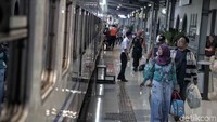 Calon penumpang terus berdatangan ke Stasiun Senen.