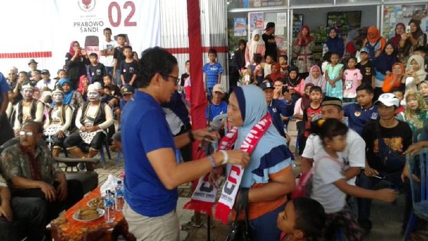 Sandiaga Peringati Hari Ibu di Ponorogo, Beri Emak-emak Syal