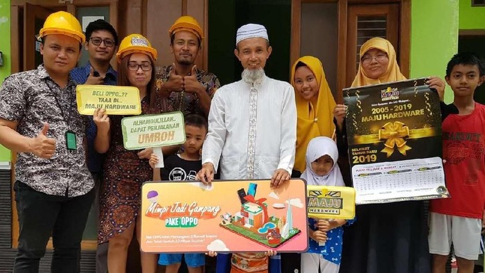 Teguh Suprianto (tengah), mendapat perjalanan umroh sebagai bagian dari kampanye Mimpi Jadi Gampang yang diinisiasi Oppo. Foto: Dok. Oppo Teguh Suprianto (tengah), mendapat perjalanan umroh sebagai bagian dari kampanye Mimpi Jadi Gampang yang diinisiasi Oppo. Foto: Dok. Oppo