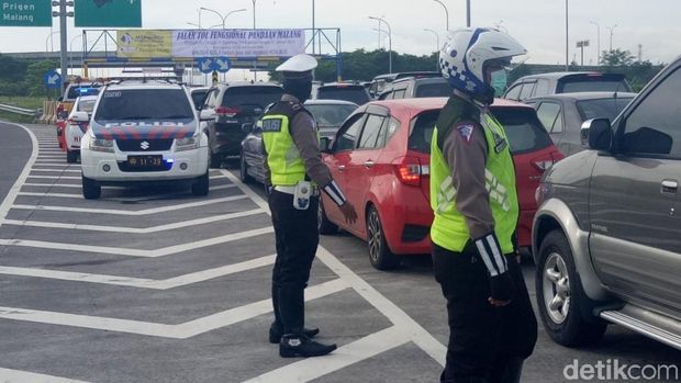 Tol Pandaan-Malang Dipadati Kendaraan, Pengendara: Penasaran