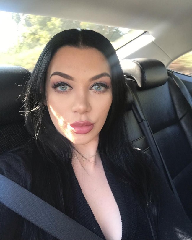 Wanita yang mengaku kini berprofesi sebagai penulis dan pebisnis itu bahkan mengatakan belum bisa memaafkan Brad. Apalagi setelah pria yang meninggal di usia 47 tahun tersebut mencabut nama Amanda dalam daftar warisan.  Foto: Instagram @theheauxmentor