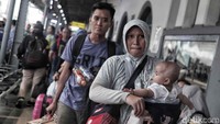 Mayoritas penumpang mengajak keluarganya.