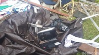 Ada pula laptop yang bercampur dengan reruntuhan lainnya.