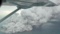 Menurut Sutopo, BMKG hingga kini belum memiliki alat pendeteksi dini tsunami yang dikarenakan longsoran bawah laut dan aktivitas Gunung Berapi. Oleh karenanya, bencana tsunami kemarin tidak terdeteksi. Foto: dok. Susi Air
