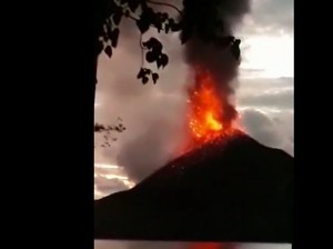 Momen Erupsi Gunung Anak Krakatau Terekam Kamera