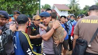 Kami ada di Carita, Hotel Mutiara. Ini ada mobil yang tertimpa pohon. Di bawah ada masyarakat 2, kata polisi di video tersebut. Sedang kita coba evakuasi, mohon doa restunya. Mudah-mudahan korban bisa ditemukan dengan selamat, sambungnya. (Foto: Dok. Mabes Polri) 