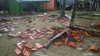 Genting rumah tampak berserakan.